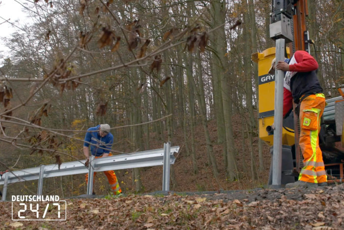 schutzplankenmontage